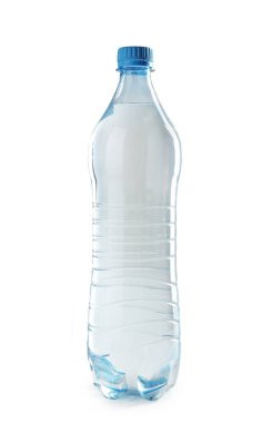 Beyaz arka planda bir şişe su