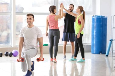 Spor salonunda eğitim sportif gençler