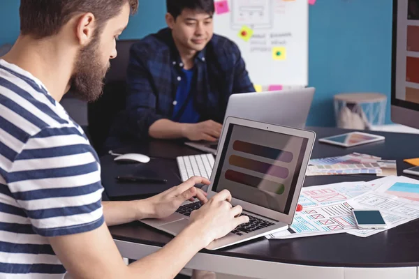 Jeunes concepteurs informatiques travaillant dans le bureau — Photo