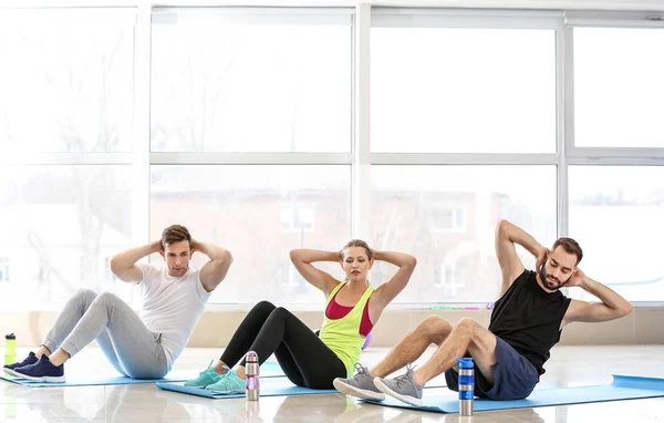 Sportieve jongeren training in de sportschool — Stockfoto