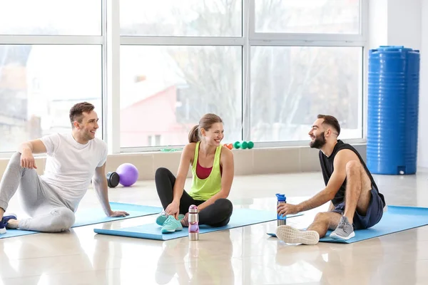 Sportieve jonge mensen rusten na de training in de sportschool — Stockfoto