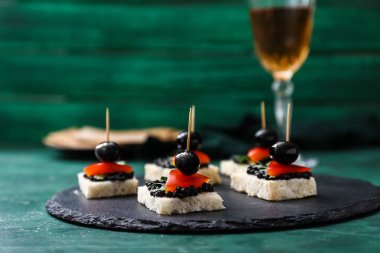 Kayrak plaka üzerinde leziz kanepeler