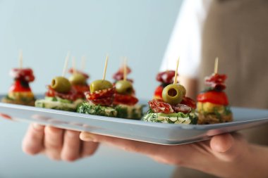 Leziz kanepeler, closeup ile plaka elinde Şef