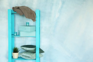 Raf ünitesi yakın renk duvar