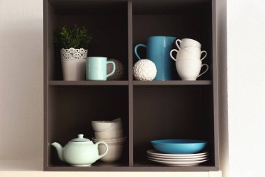 Mutfak temiz yemekleri ile açık dosya dolabı