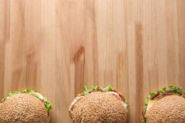 Ahşap masa üzerinde lezzetli taze hamburger