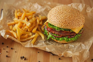 Lezzetli taze hamburger ve patates kızartması masada