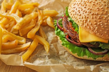 Lezzetli taze hamburger ve patates kızartması masada, portre