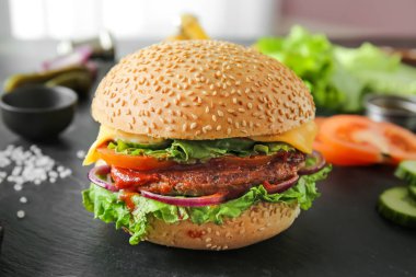 Masada lezzetli taze burger