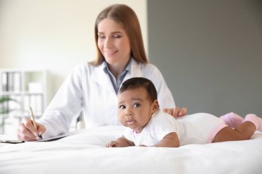 Klinikte Afro-Amerikan bebek muayene Pediatrist