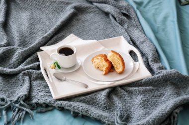 Yatakta lezzetli kahvaltı tepsisi
