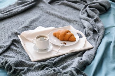 Yatakta lezzetli kahvaltı tepsisi