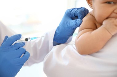 Küçük bebek iğne Kliniği veren çocuk doktoru