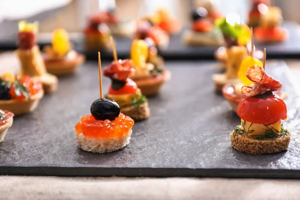 Canapés saborosos na placa de ardósia — Fotografia de Stock