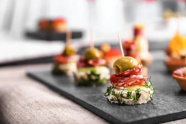 Ízletes canapes a palalemezből — Stock Fotó