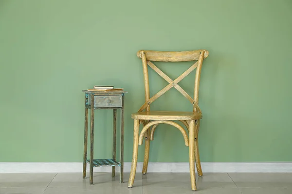 Cadeira com mesa perto da parede de cor — Fotografia de Stock