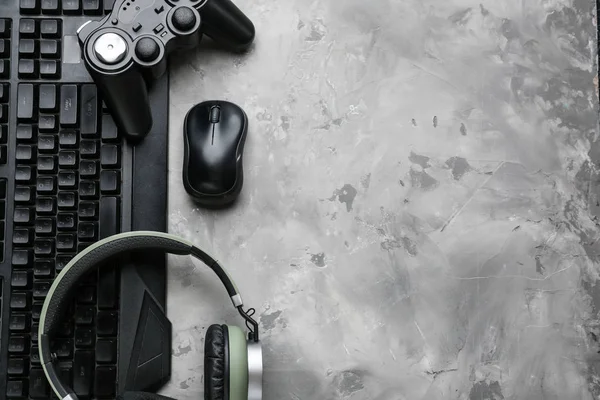 Modernes Gaming-Zubehör auf grauem Hintergrund — Stockfoto