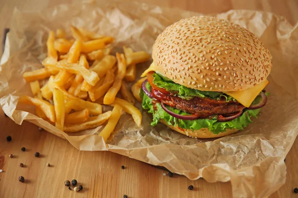 Smaczne, świeże burger i frytki na stole — Zdjęcie stockowe
