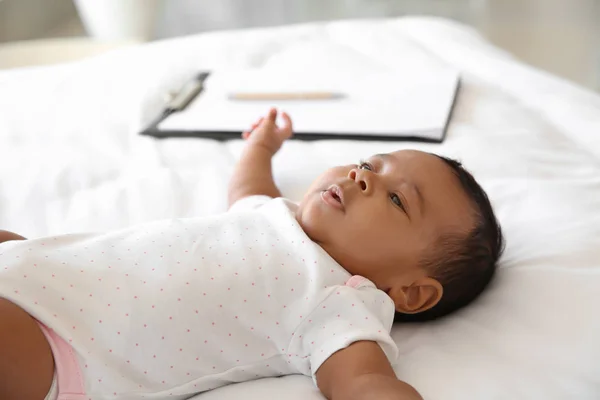 Bebê afro-americano na mesa no escritório do pediatra — Fotografia de Stock