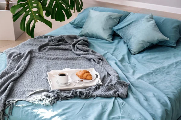 Поднос с вкусным завтраком на кровати — стоковое фото