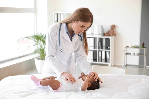 Pediatra che esamina il bambino afro-americano in clinica — Foto Stock