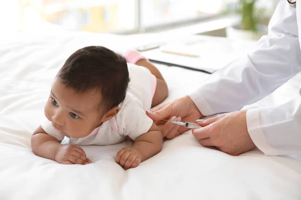 Pediatra inyectando al bebé en la clínica — Foto de Stock