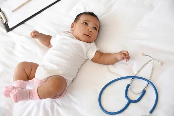 Bebé afroamericano en la mesa en el consultorio del pediatra — Foto de Stock