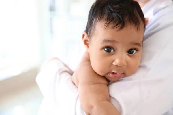 Pediatra com bebê afro-americano bonito na clínica — Fotografia de Stock