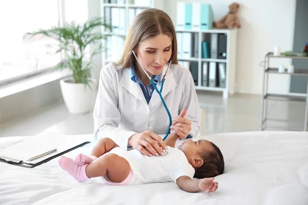 Kinderarts onderzoekt Afro-Amerikaanse baby in kliniek — Stockfoto