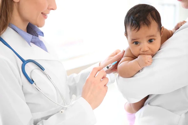 Pediatra inyectando al bebé en la clínica —  Fotos de Stock