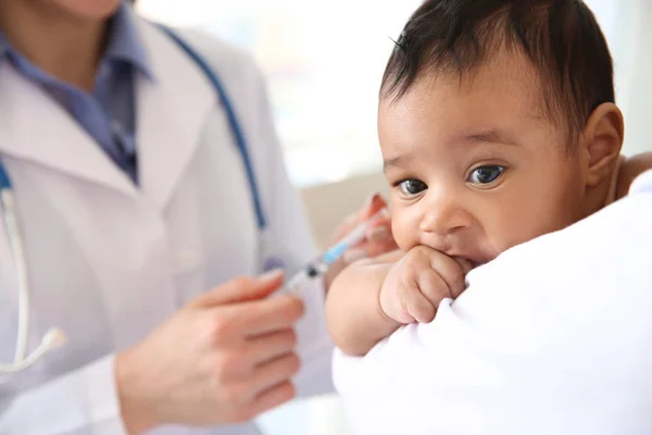 Kinderarts geven kleine baby een injectie in kliniek — Stockfoto