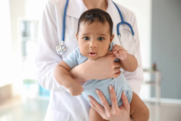 Kinderarts met Afro-Amerikaanse baby in kliniek — Stockfoto