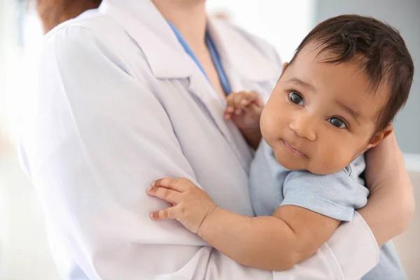 Pediatra com bebê afro-americano na clínica — Fotografia de Stock