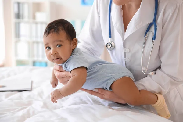 Kinderarts onderzoekt Afro-Amerikaanse baby in kliniek — Stockfoto