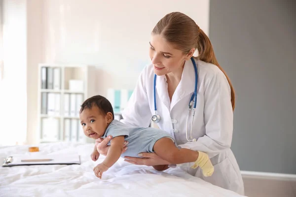 Педіатр вивчення афро-американського немовляти в клініці — стокове фото