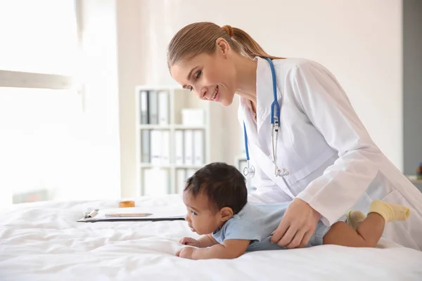 Pediatra badanie African-American Baby w klinice — Zdjęcie stockowe