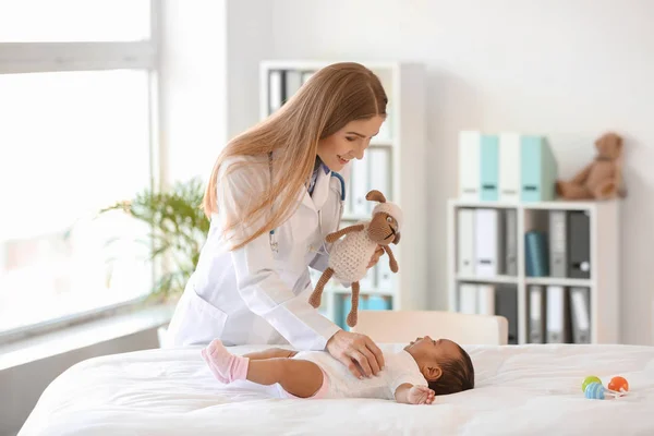 Pediatr vyšetřující afroamerické dítě na klinice — Stock fotografie