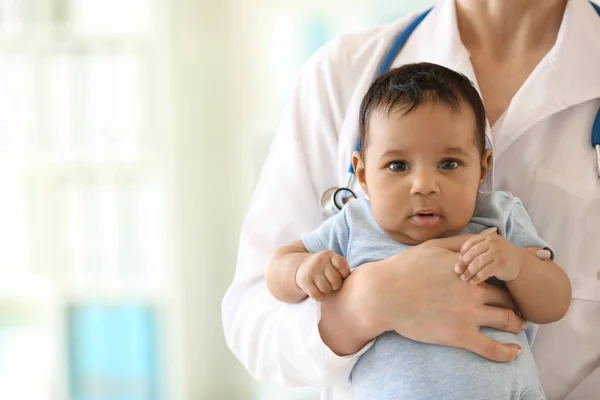 Pediatra con bambino afro-americano in clinica — Foto Stock