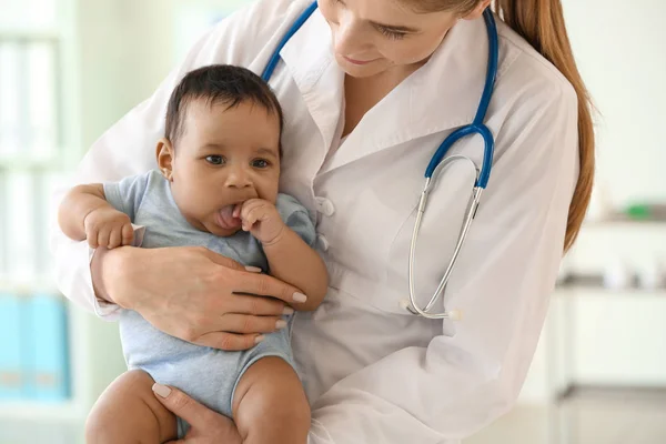 Pediatra z afro-amerykańskich dziecka w klinice — Zdjęcie stockowe