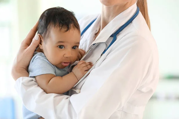 Pediatra con bebé afroamericano en clínica — Foto de Stock