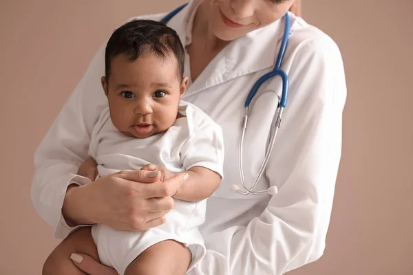 Pediatra z Afro-baby na kolor tła — Zdjęcie stockowe