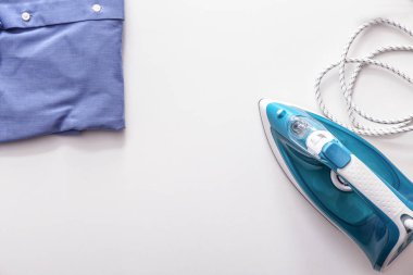 Temiz elbise beyaz arka plan ile demir