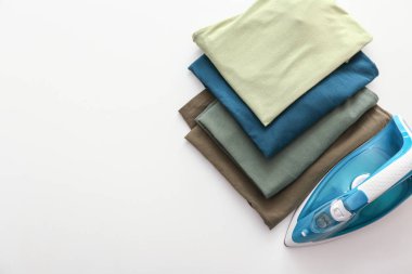 Temiz elbise beyaz arka plan ile demir