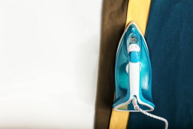 Temiz elbise beyaz arka plan ile demir