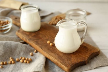 Masada sağlıklı soya sütü ile kompozisyon