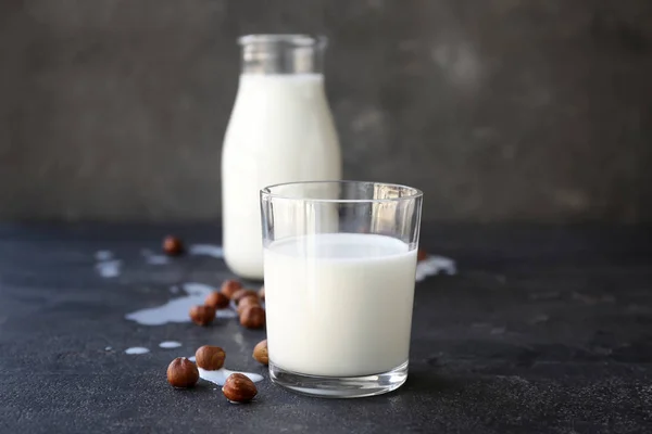 Masada sağlıklı fındık sütü bardağı — Stok fotoğraf