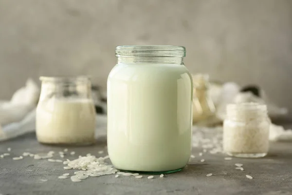 Glas gesunde Reismilch auf dem Tisch — Stockfoto