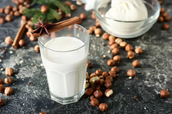 Bicchiere di latte di nocciola sano sul tavolo — Foto Stock