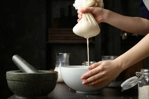 Nő, hogy az egészséges rizs tejet a konyhában — Stock Fotó