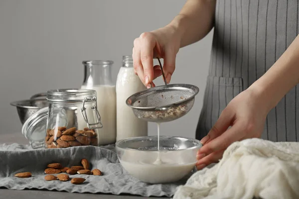 Mutfakta sağlıklı badem sütü yapan kadın — Stok fotoğraf